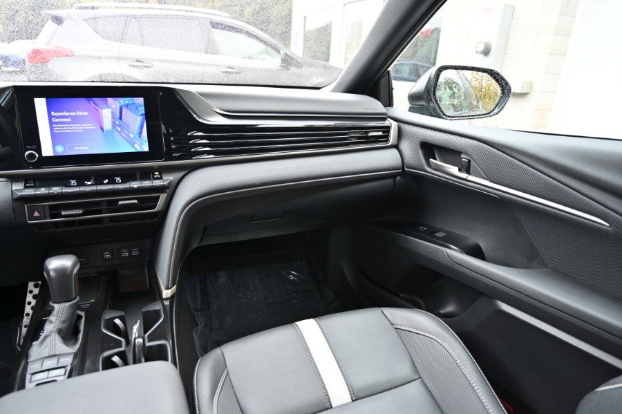 Used 2025 Toyota Camry SE image 12