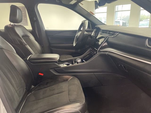 Used 2025 Jeep Grand Cherokee Altitude AWD/4WD image 26