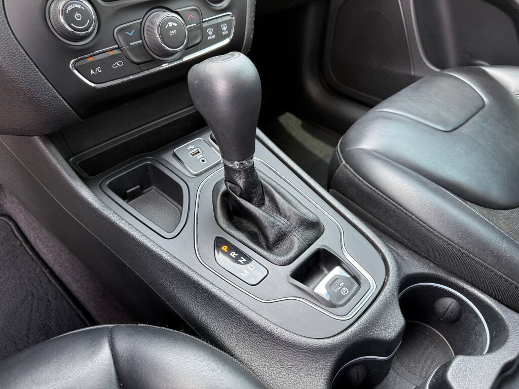 Used 2019 Jeep Cherokee Latitude Plus FWD image 27