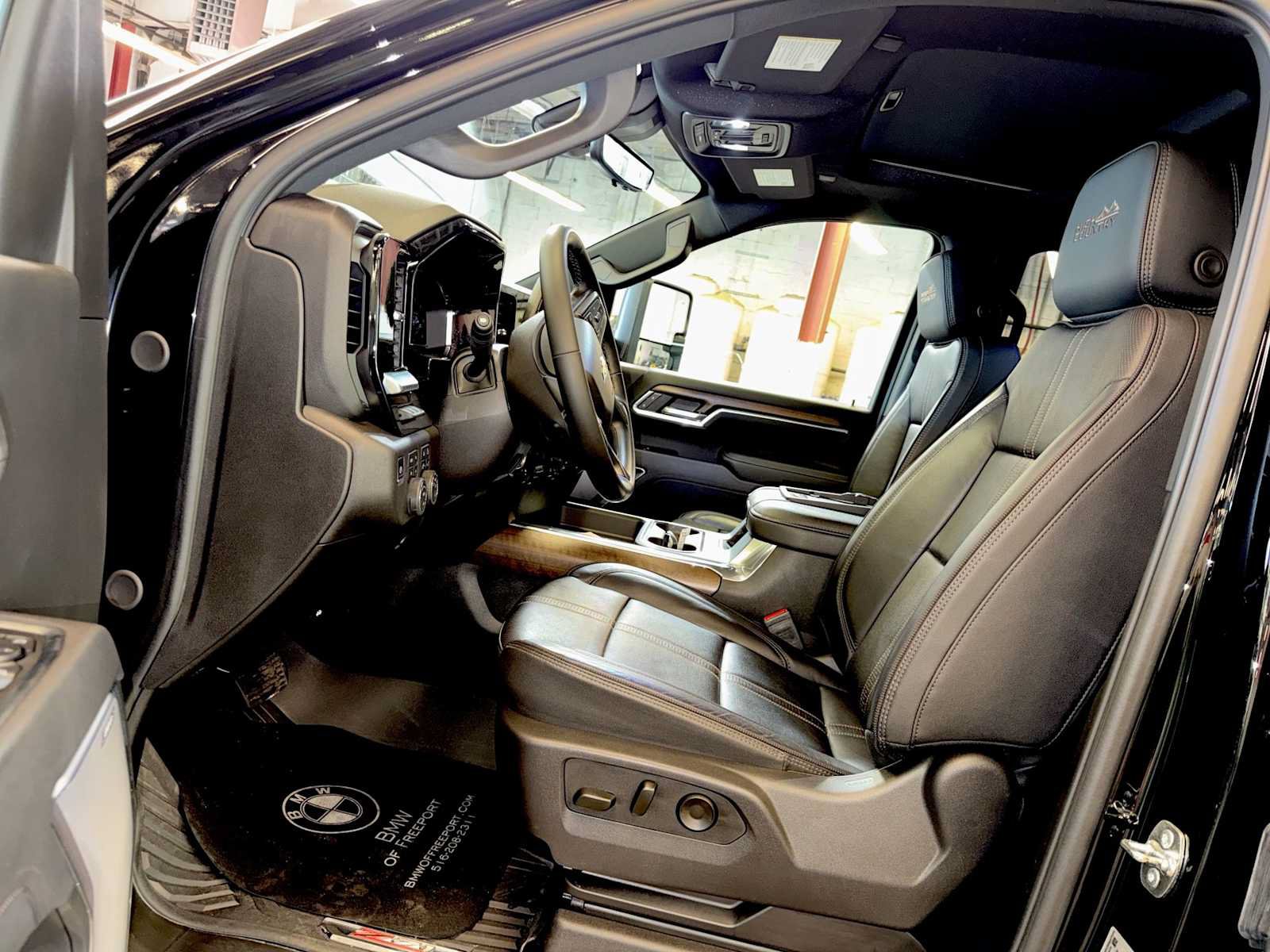 Used 2025 Chevrolet Silverado 2500 High Country w/ High Country Premium Package AWD/4WD image 9