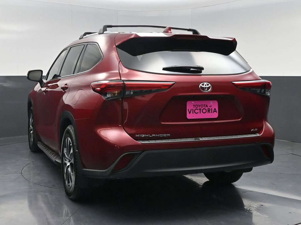 Used 2022 Toyota Highlander XLE FWD image 16