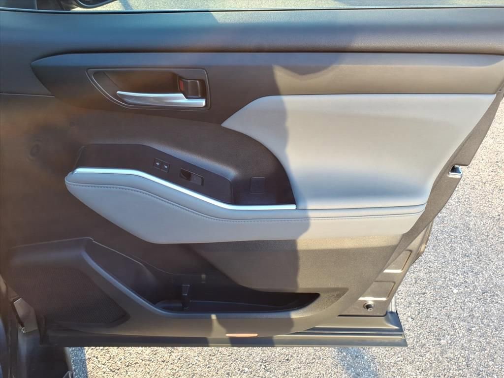 Used 2023 Toyota Highlander XLE image 16