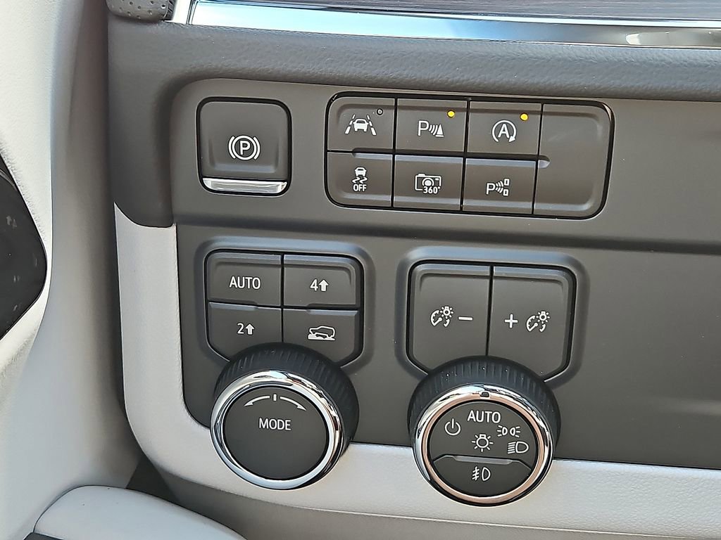 New 2025 Chevrolet Suburban Premier image 18