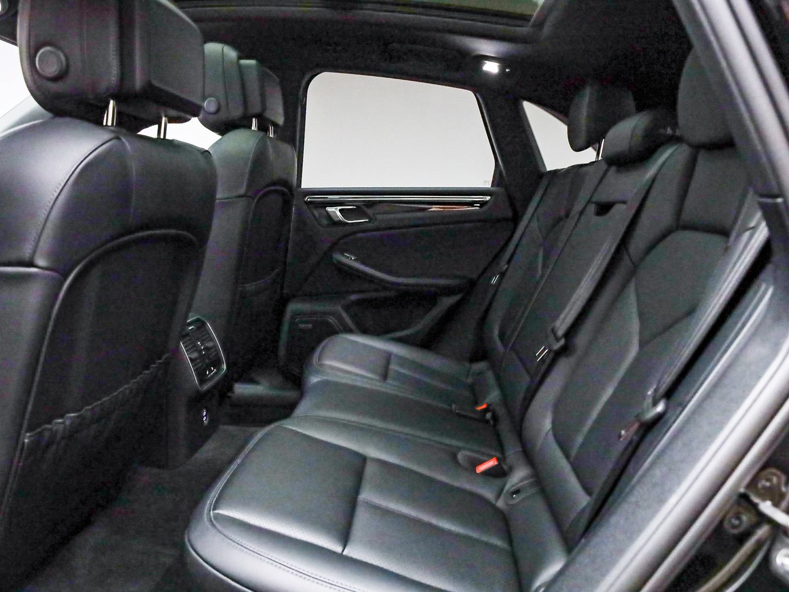 Certified 2025 Porsche Macan Turbo AWD/4WD image 21
