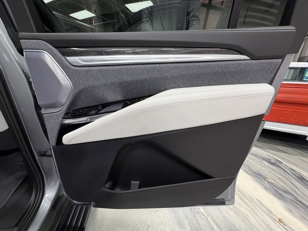 Used 2025 Cadillac Escalade ESV V image 57