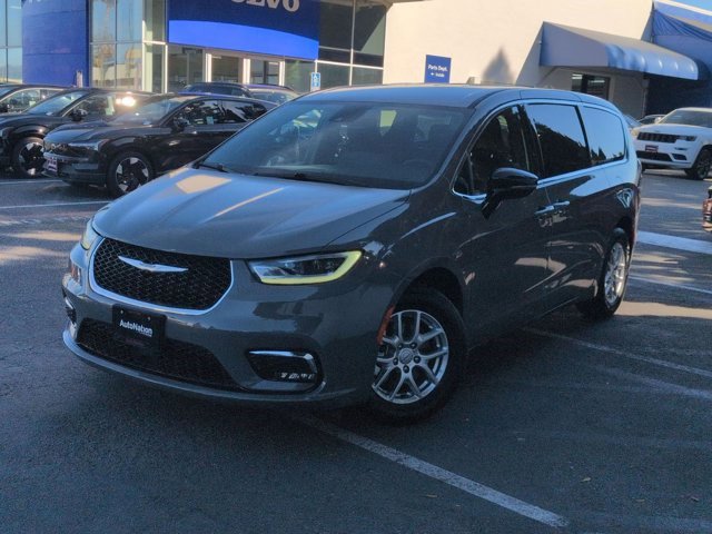 Used 2025 Chrysler Pacifica Select