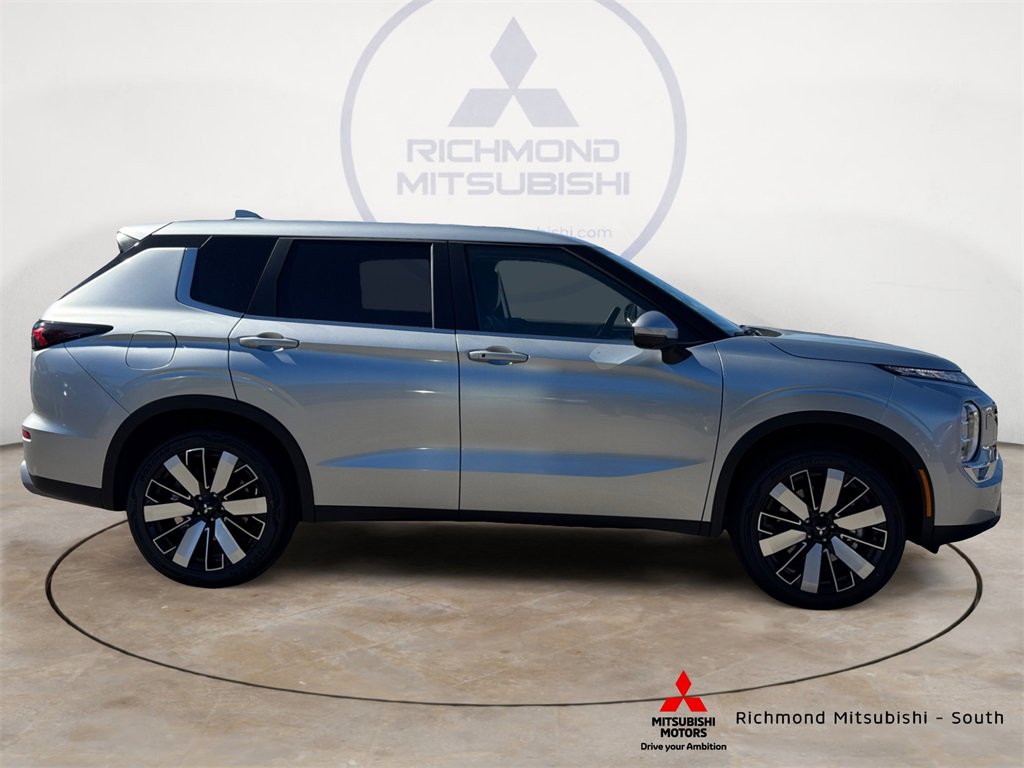New 2025 Mitsubishi Outlander SE image 2