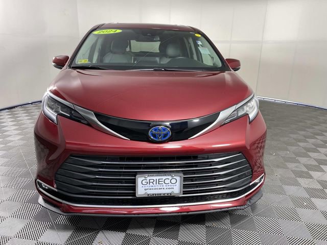 Used 2024 Toyota Sienna Limited image 3