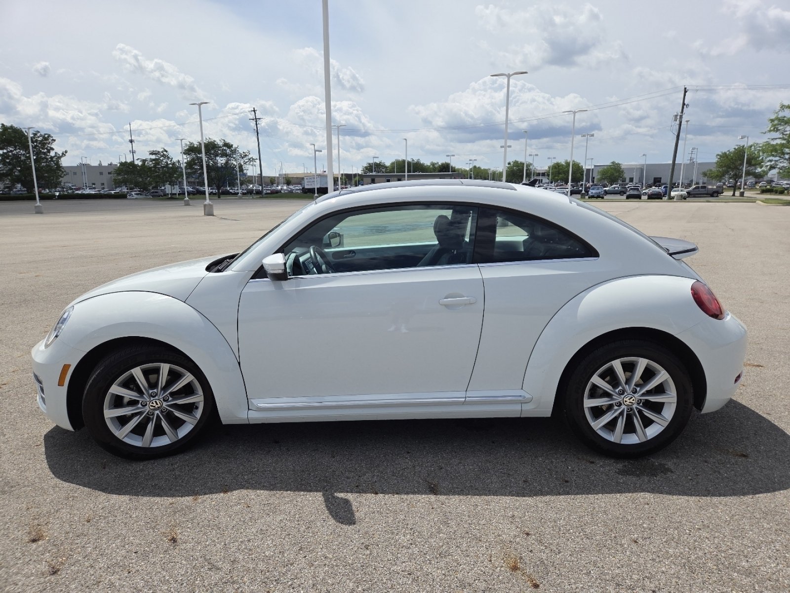 Used 2019 Volkswagen Beetle 2.0T SE FWD image 12
