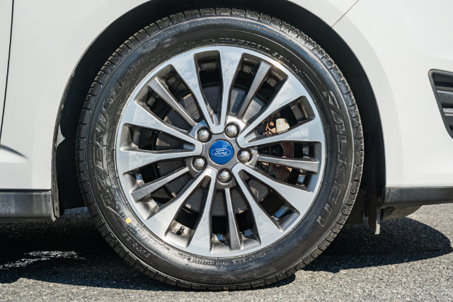 Used 2017 Ford C-MAX Energi Titanium FWD image 24