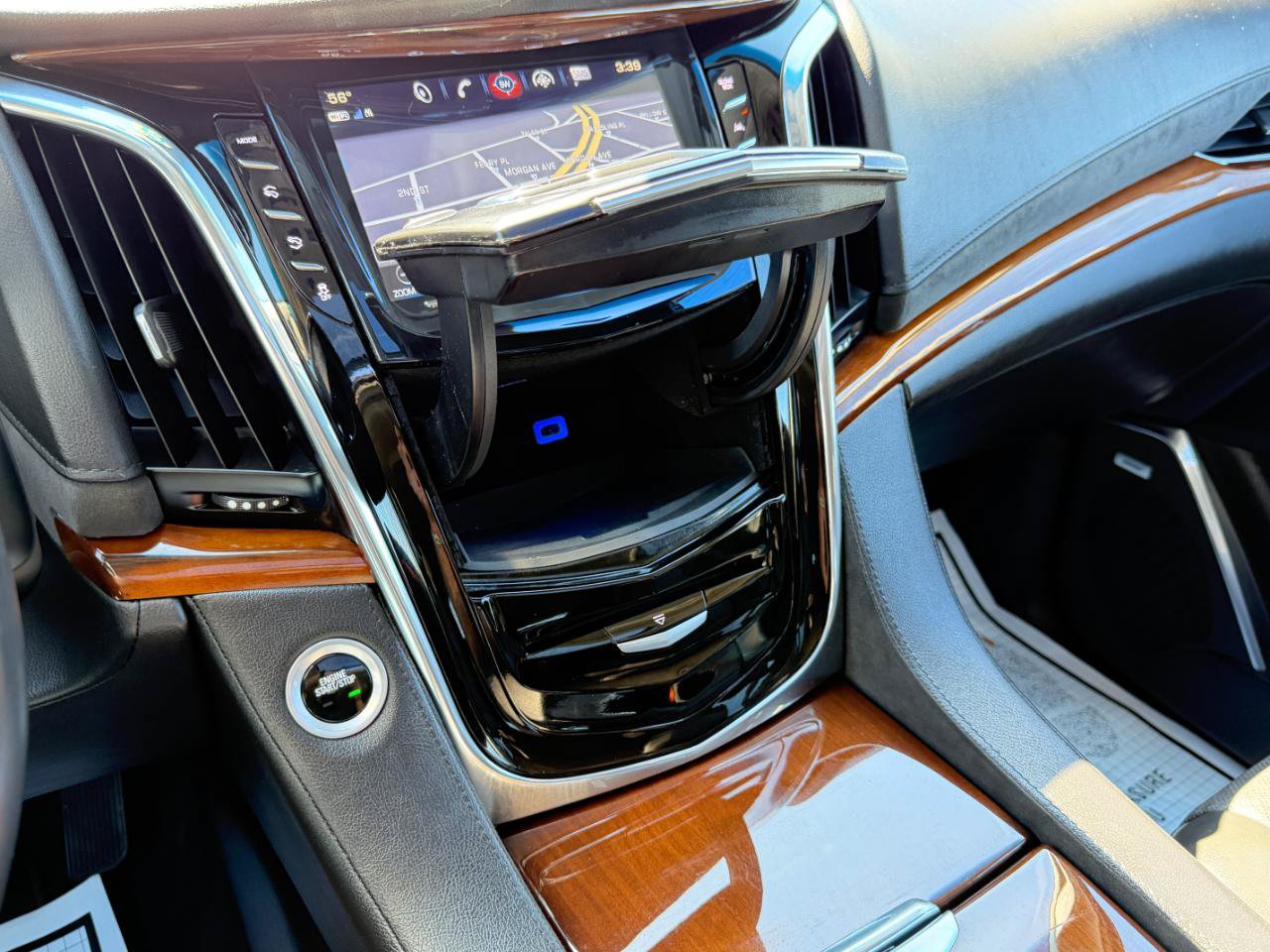Used 2018 Cadillac Escalade Luxury AWD/4WD image 23