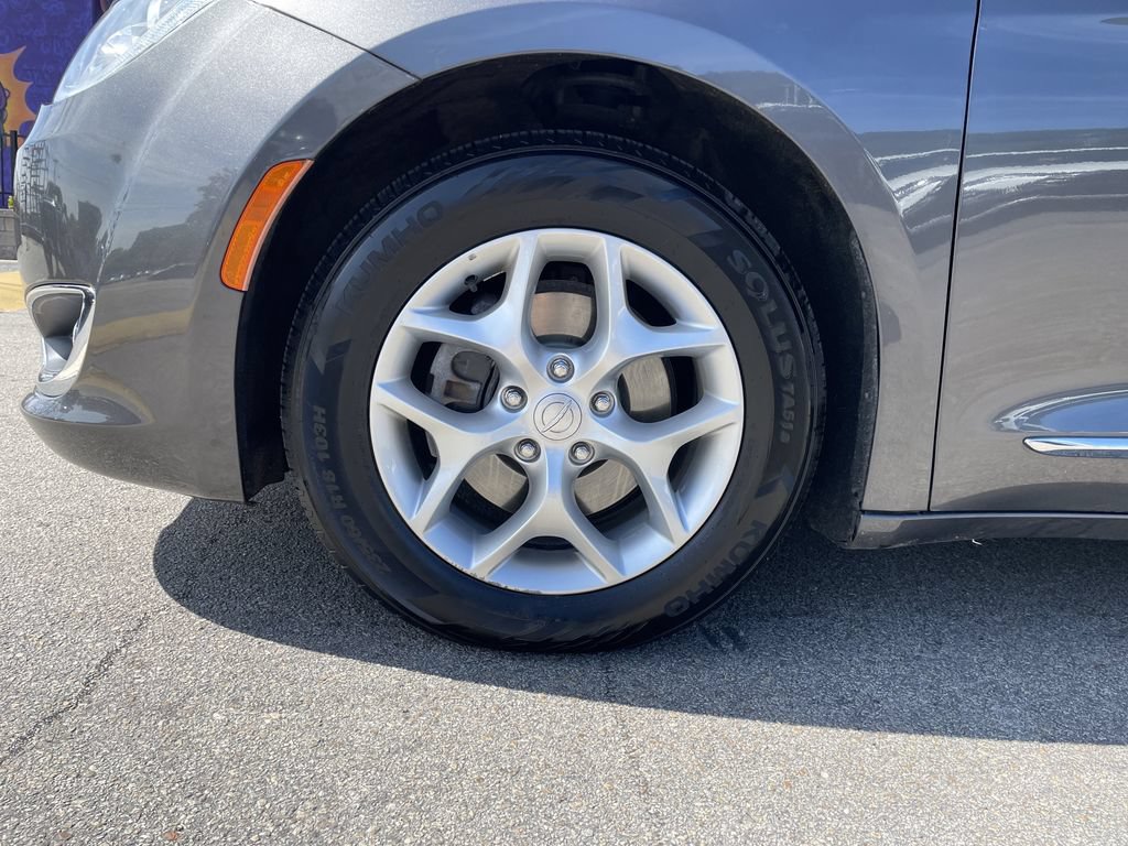 Certified 2019 Chrysler Pacifica Limited FWD image 9