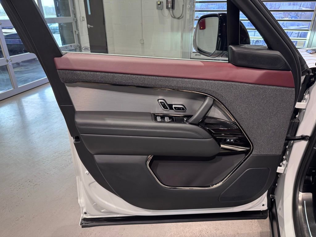 Used 2025 Land Rover Range Rover Sport Dynamic SE image 17