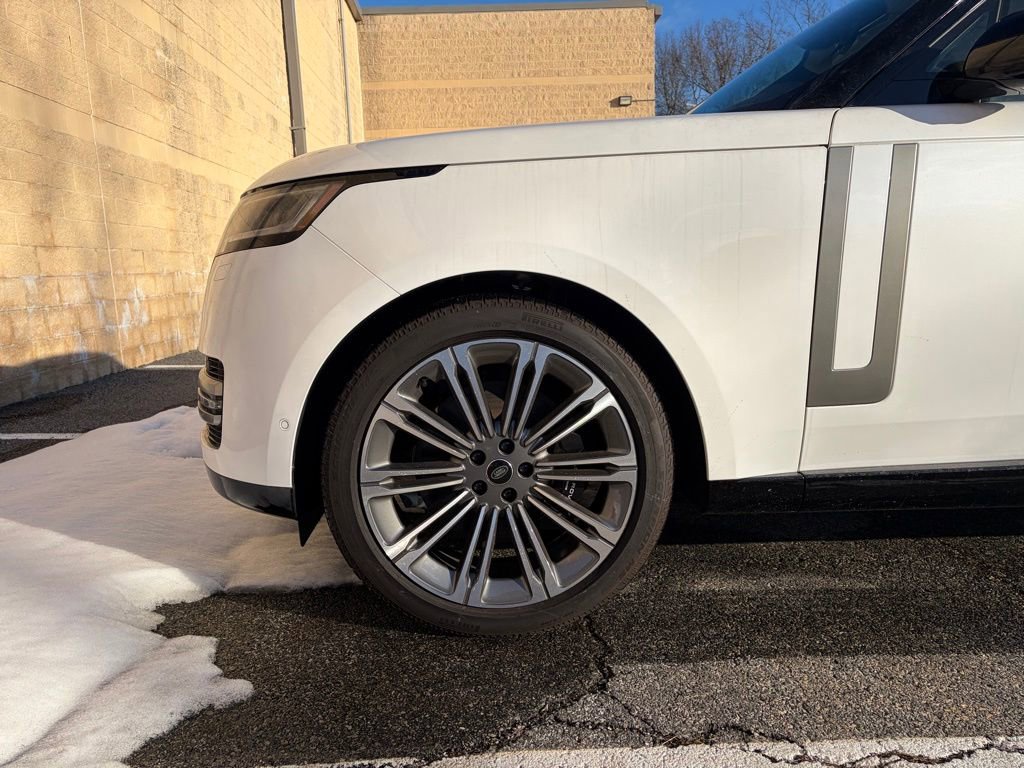 New 2025 Land Rover Range Rover SE image 9