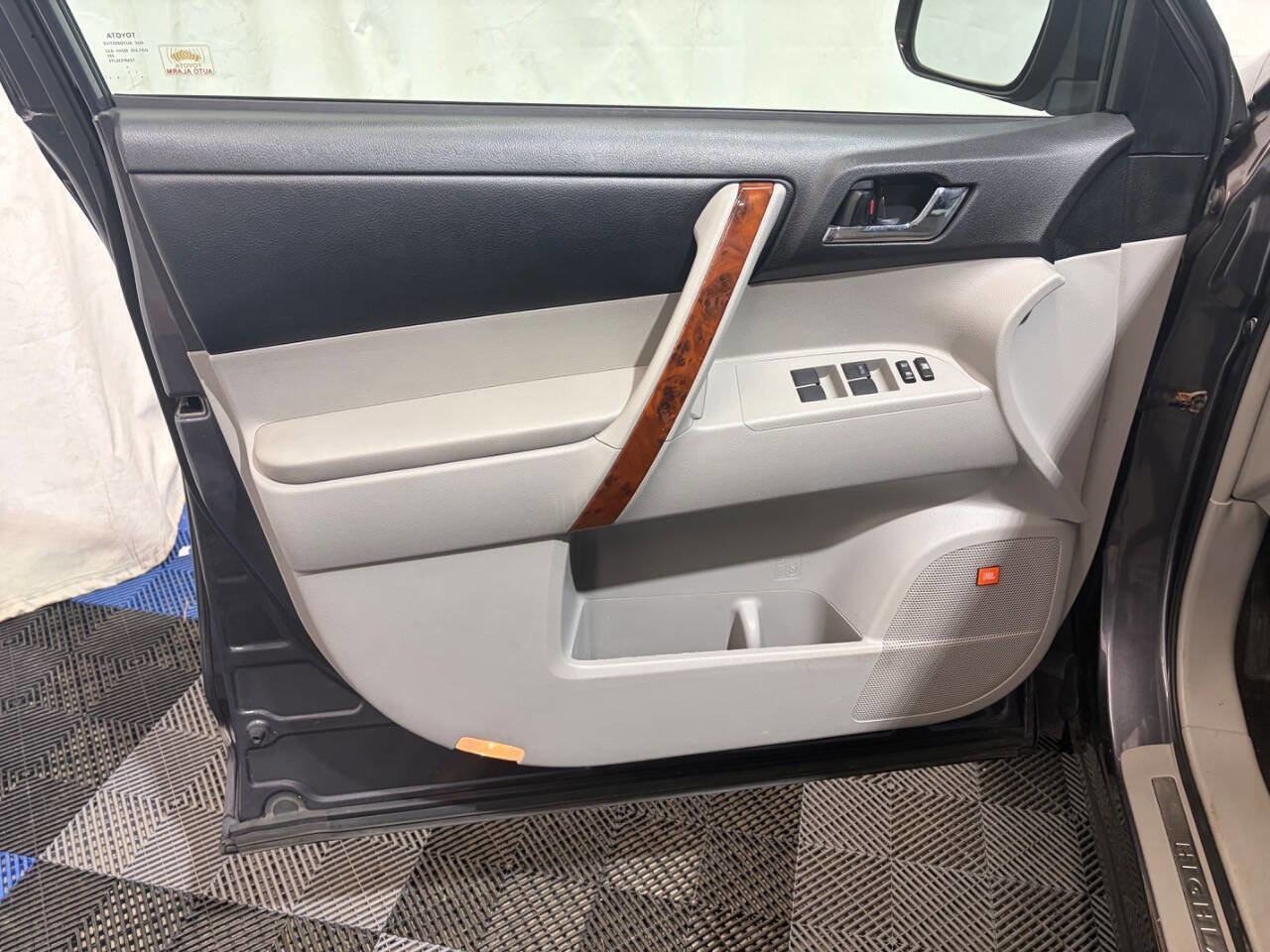 Used 2012 Toyota Highlander Limited w/ Tow Pkg image 8