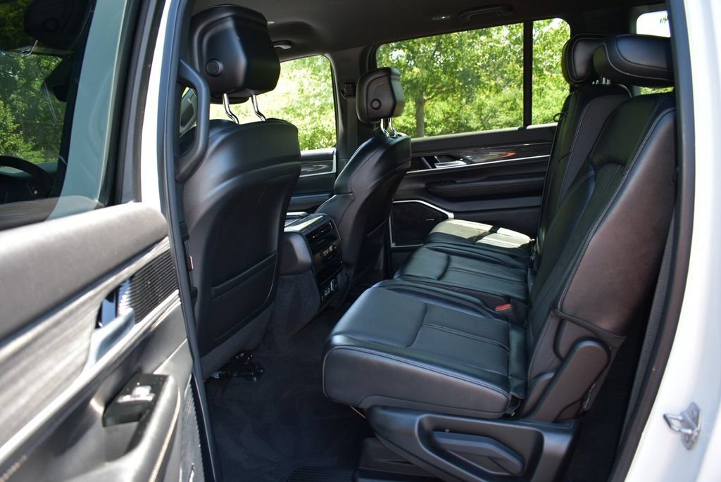 Used 2022 Jeep Wagoneer Series II AWD/4WD image 31