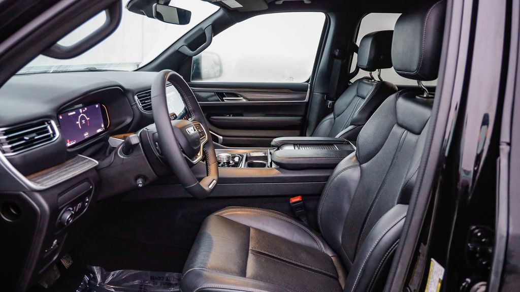 Certified 2024 Jeep Wagoneer L Series II w/ Flexible Seating Group image 18