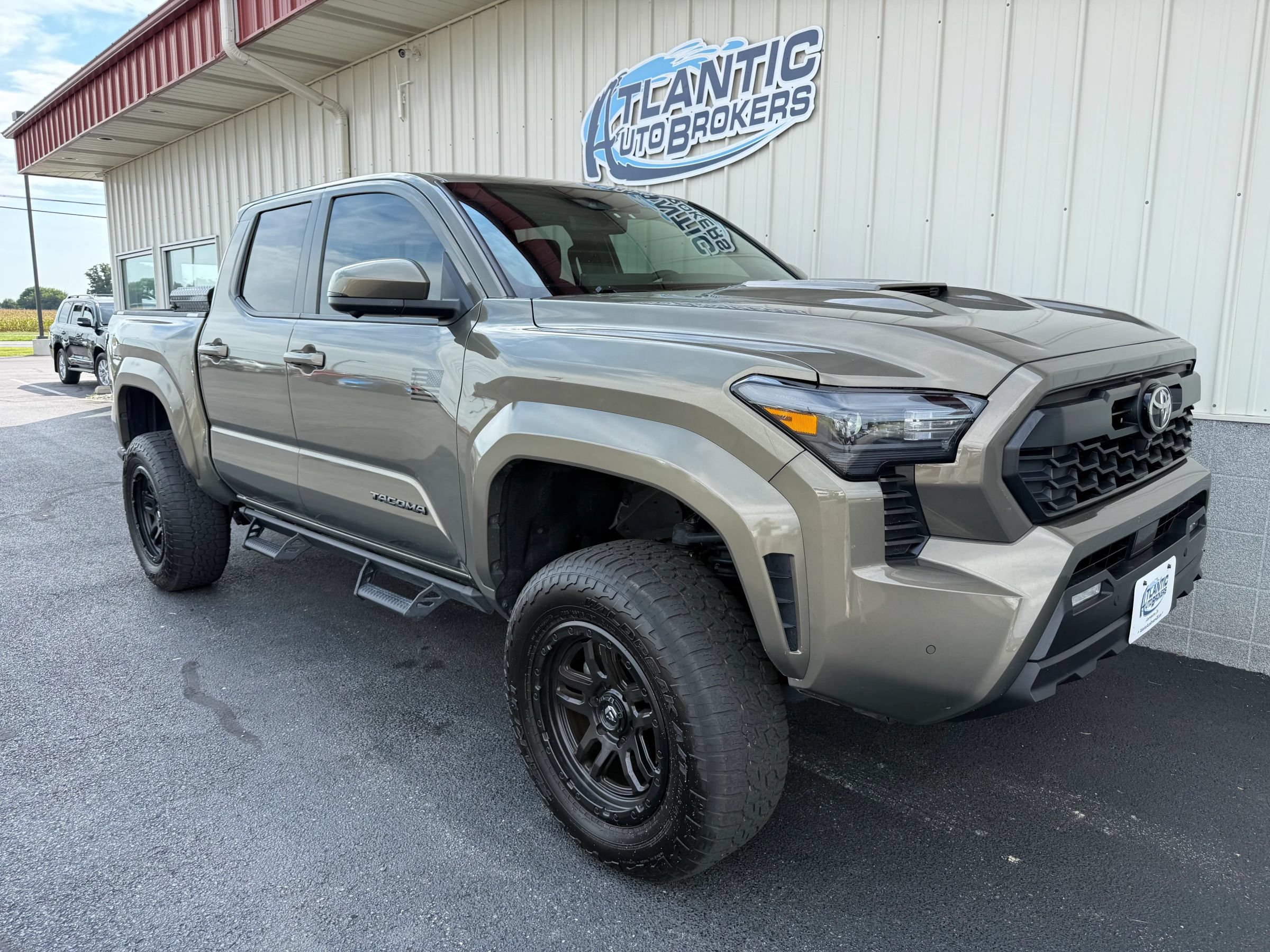 Used 2024 Toyota Tacoma TRD Sport w/ TRD Sport Premium Package AWD/4WD image 4