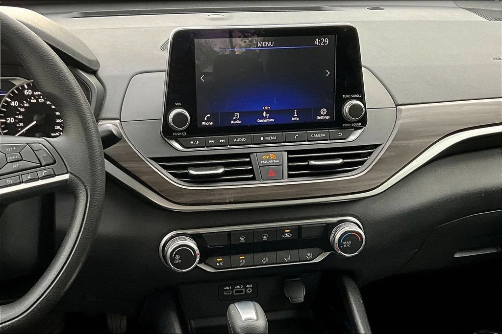 Used 2024 Nissan Altima 2.5 SV FWD image 9