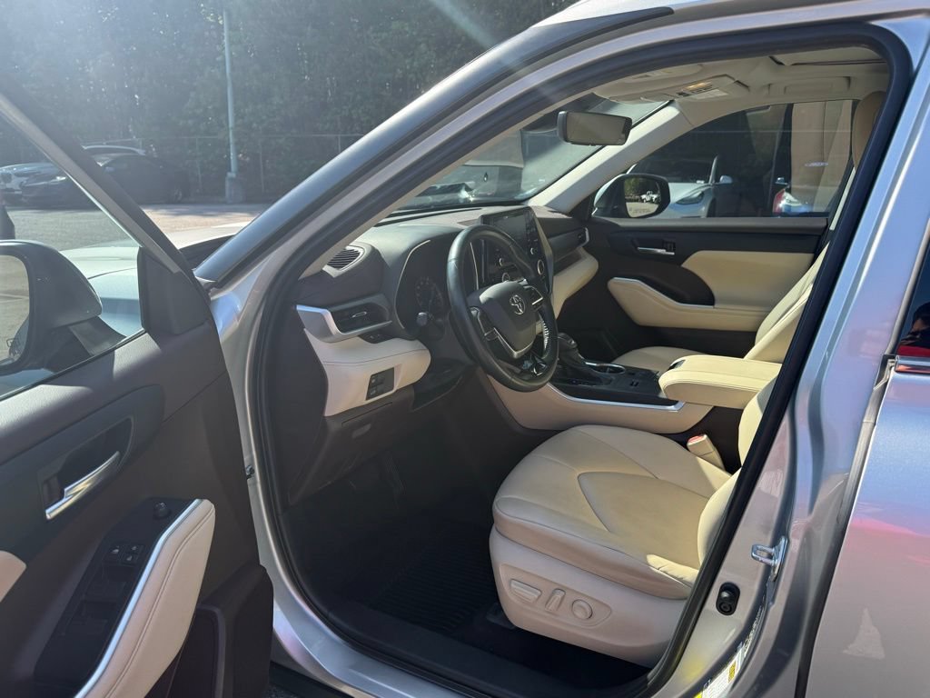 Used 2021 Toyota Highlander XLE FWD image 7