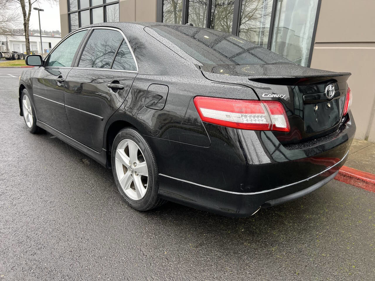Used 2011 Toyota Camry SE w/ Sport Leather Pkg FWD image 5