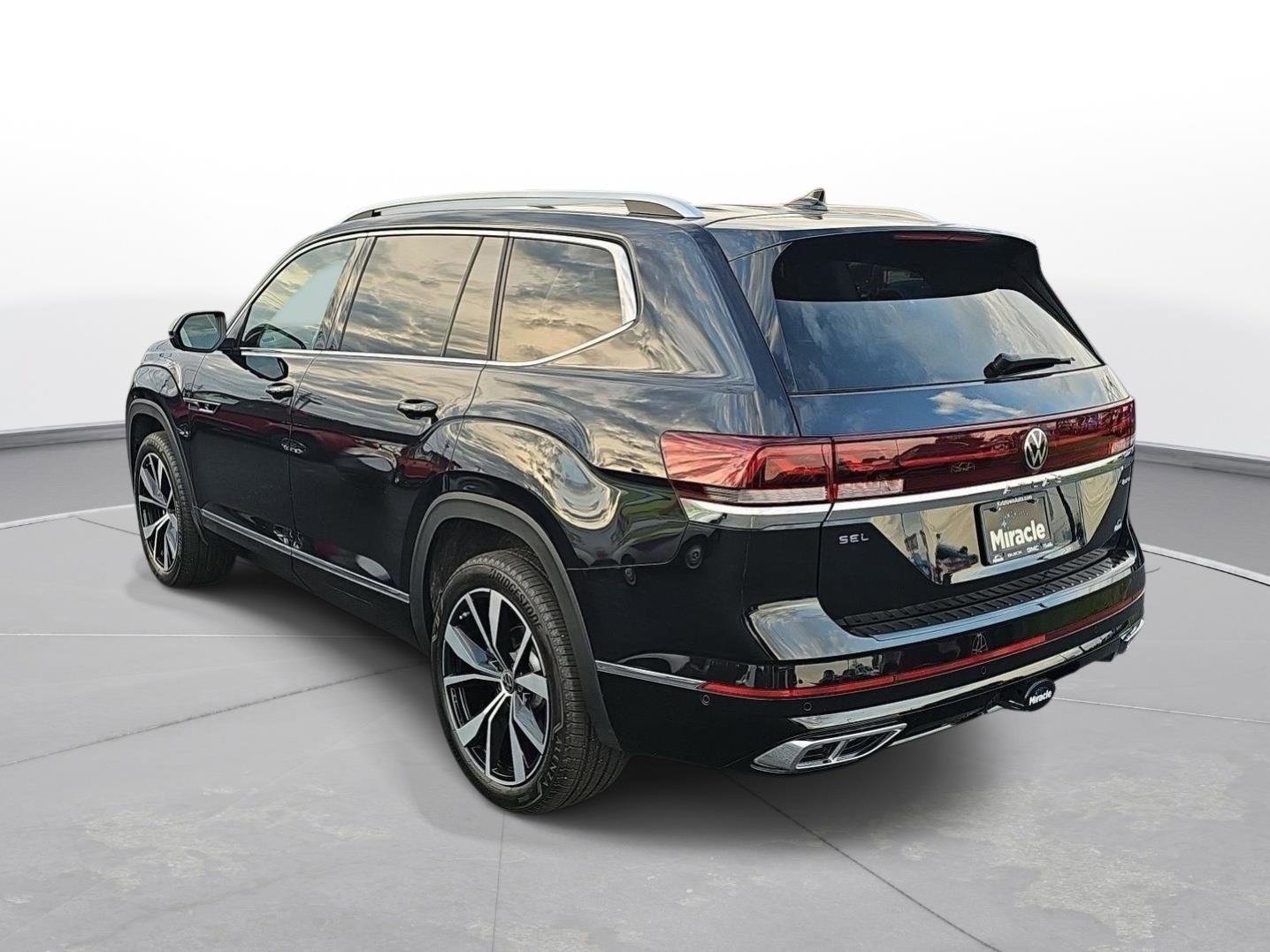 Used 2025 Volkswagen Atlas SEL Premium R-Line image 4