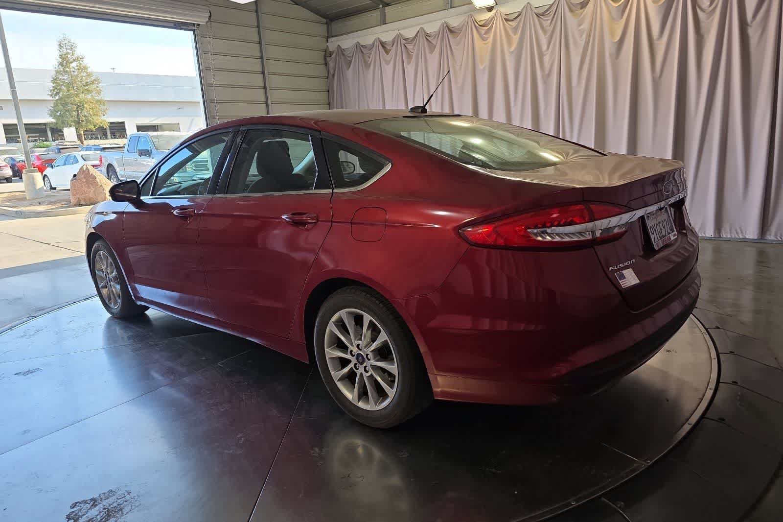 Used 2017 Ford Fusion SE w/ Fusion SE Technology Package FWD image 7