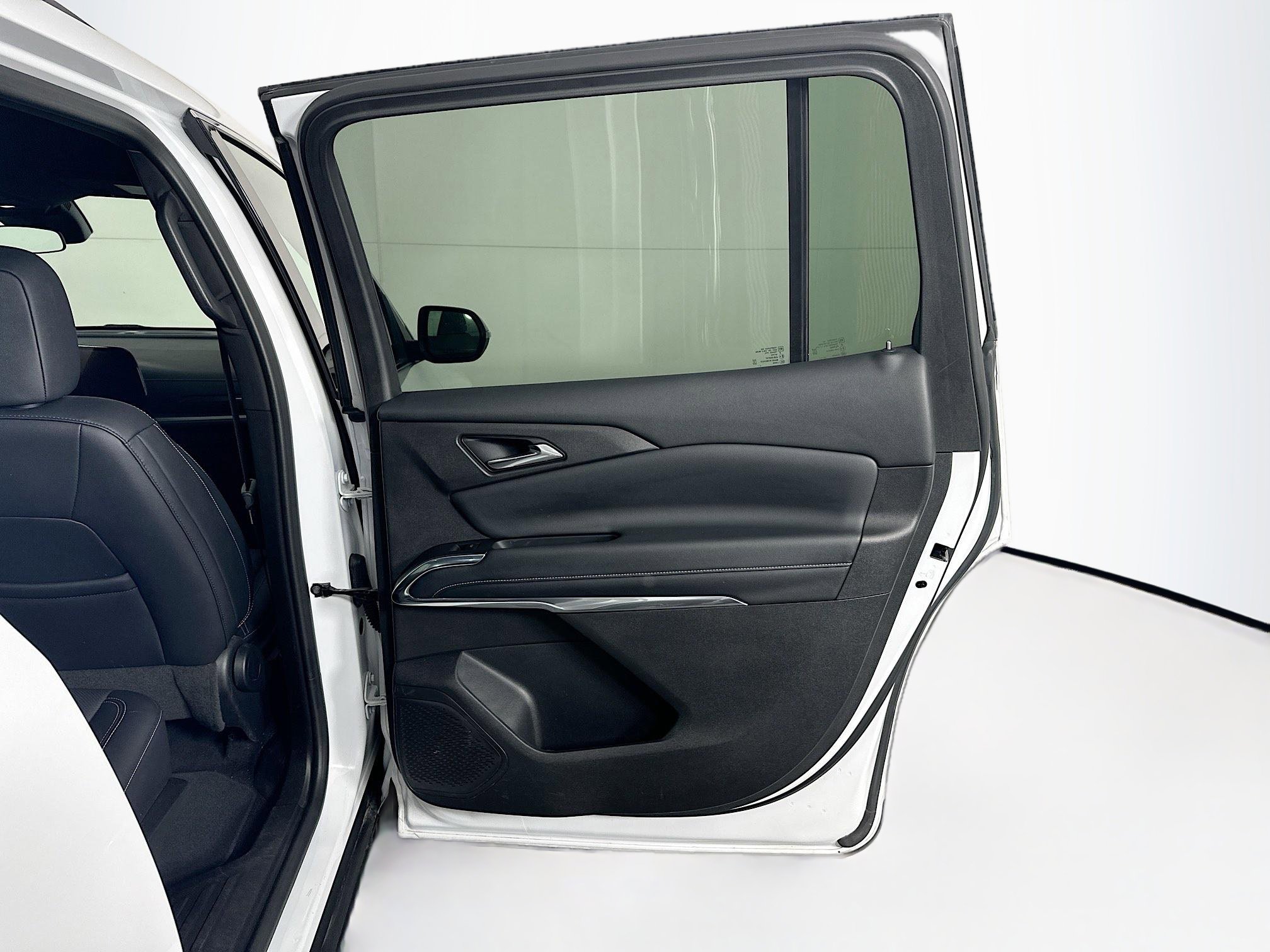 Used 2025 Chevrolet Traverse LT image 32