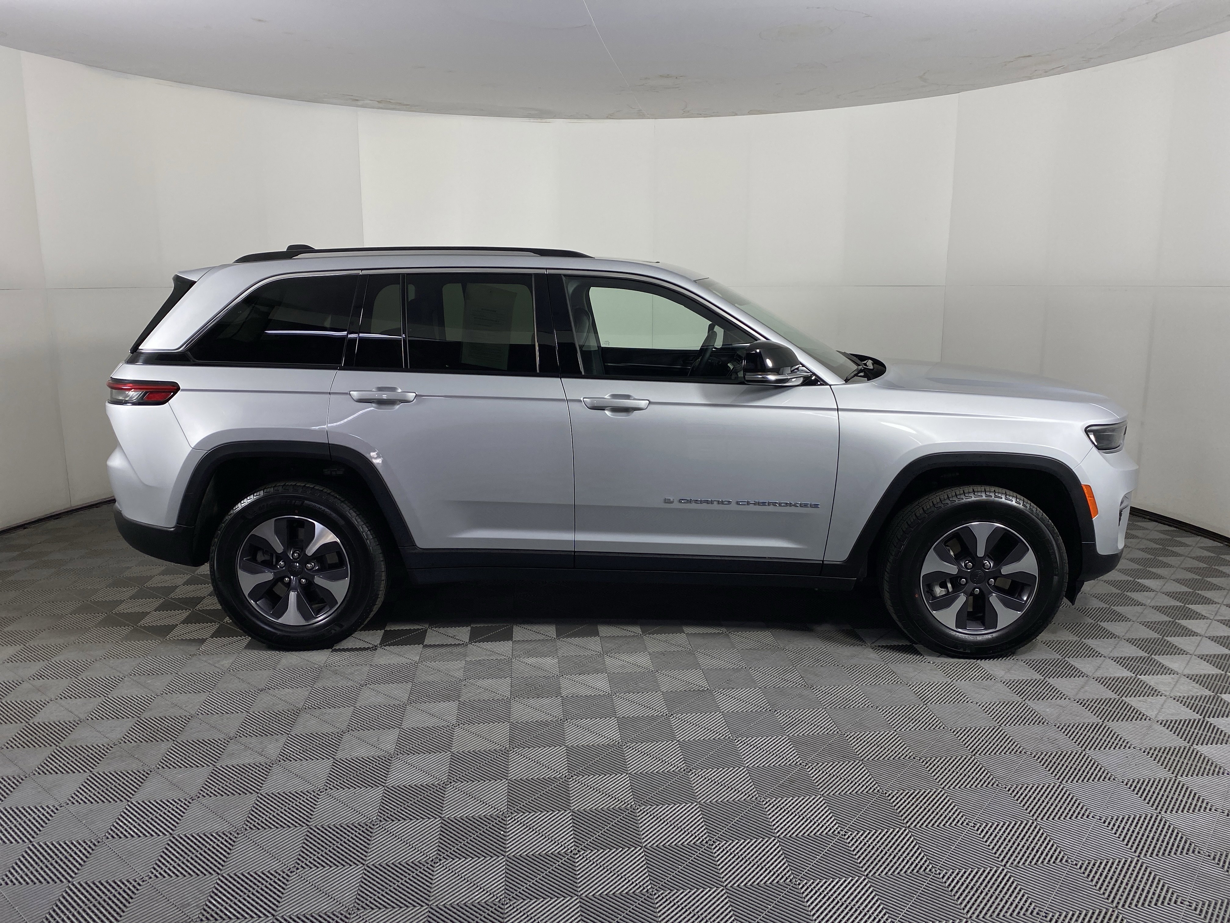 Used 2023 Jeep Grand Cherokee 4WD 4xe image 8