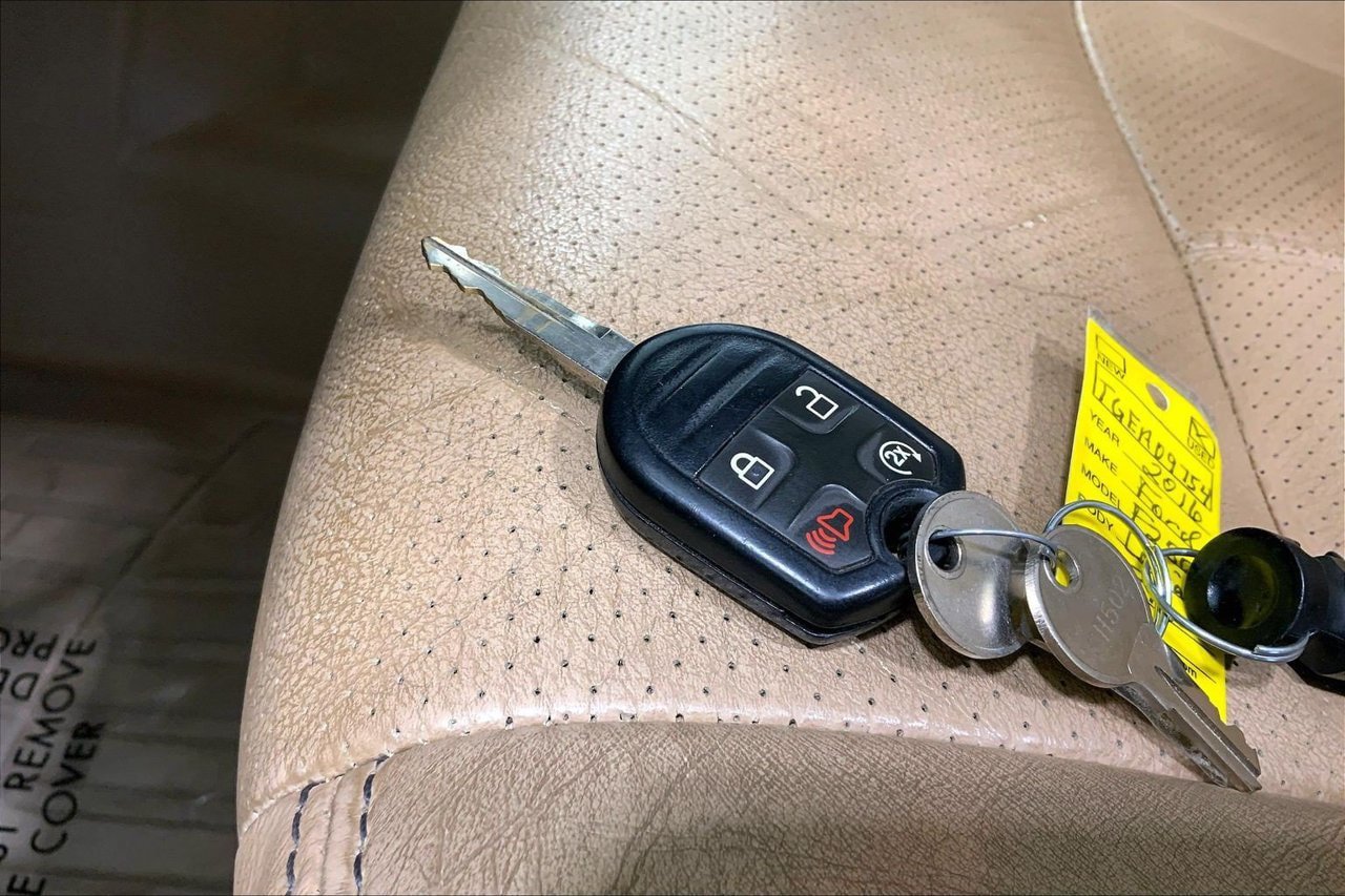 Used 2016 Ford F250 Lariat w/ Lariat Interior Package AWD/4WD image 11