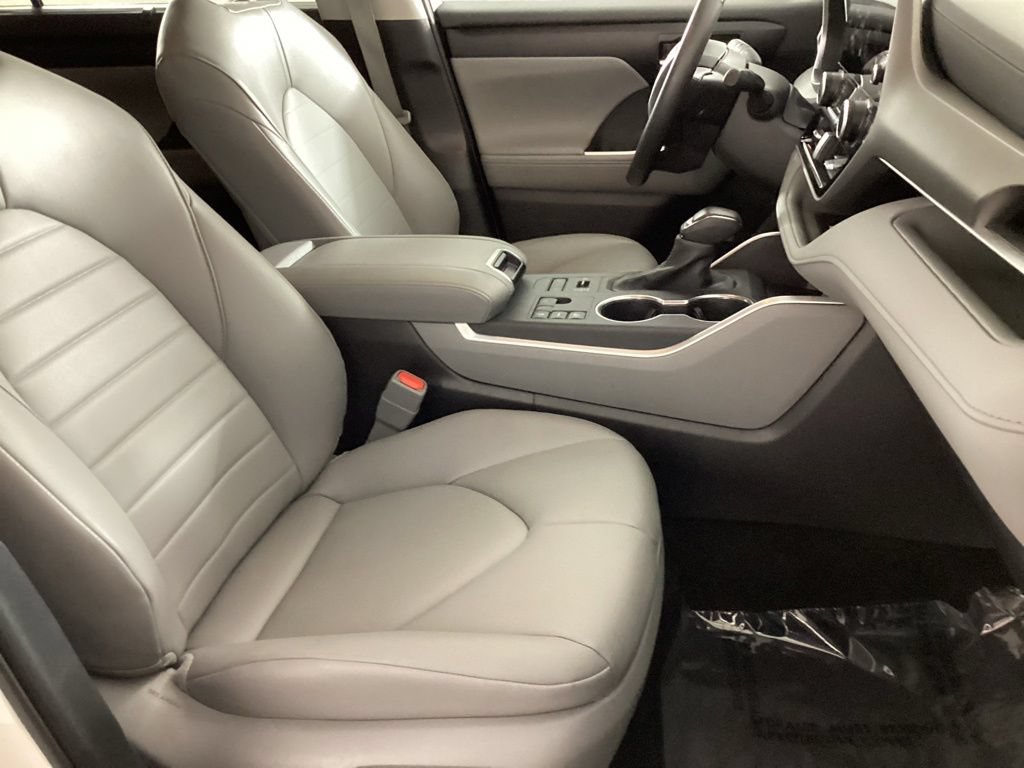 Used 2025 Toyota Highlander XLE AWD/4WD image 17