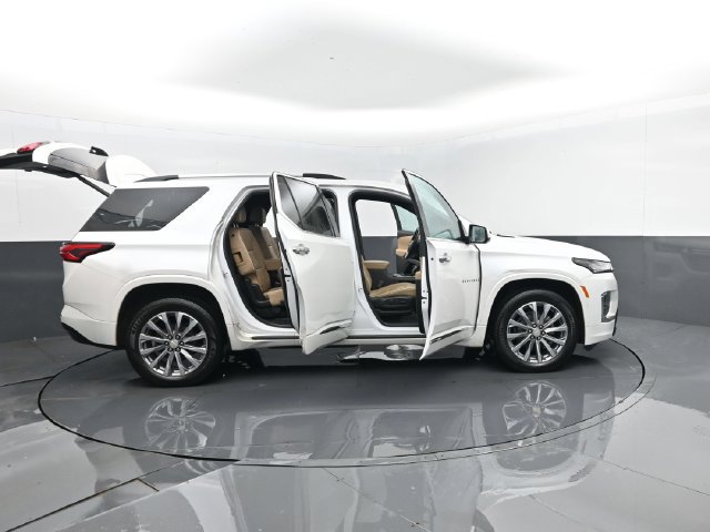 Used 2023 Chevrolet Traverse Premier AWD/4WD image 33