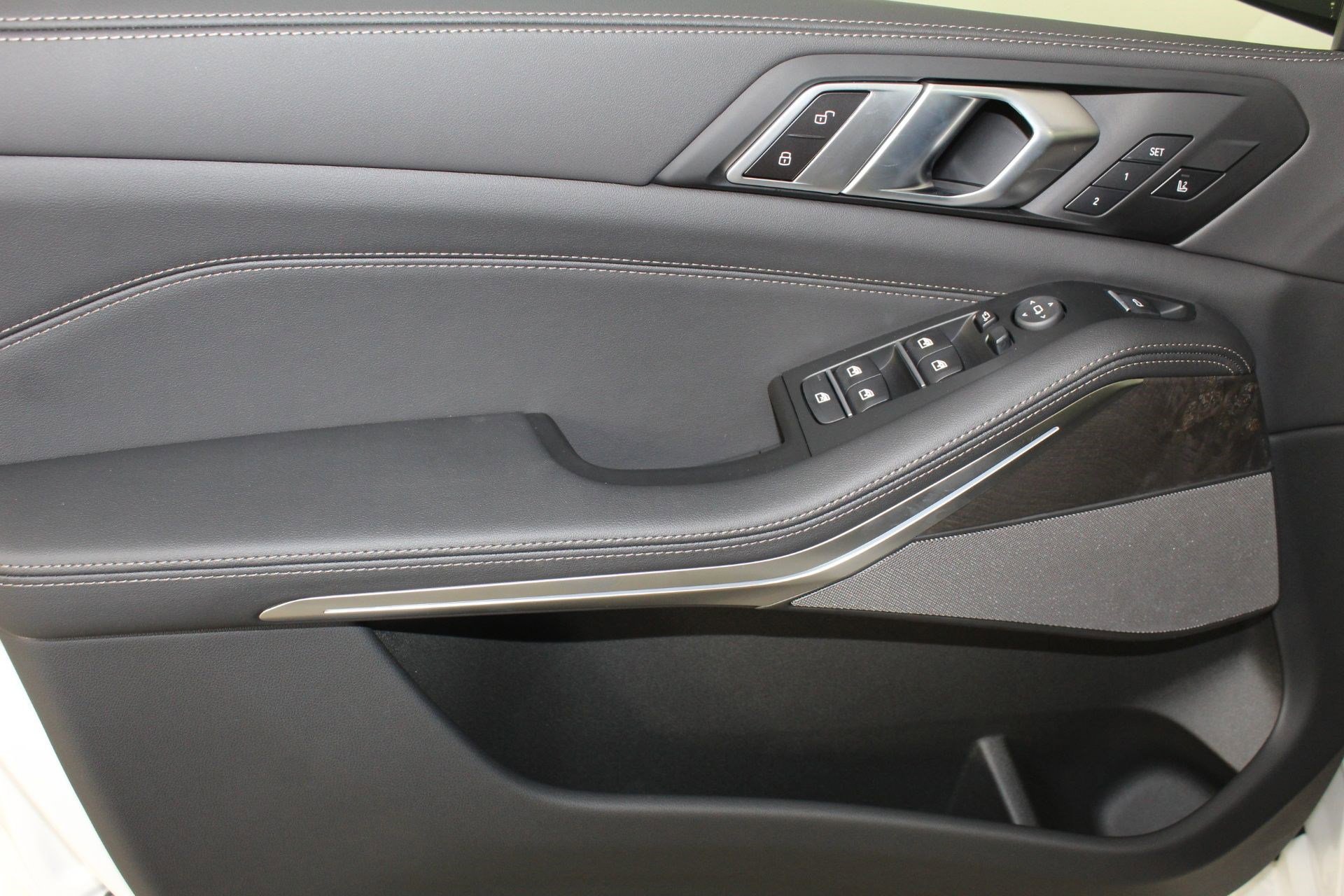 New 2026 BMW X5 xDrive40i w/ M Sport Package AWD/4WD image 12