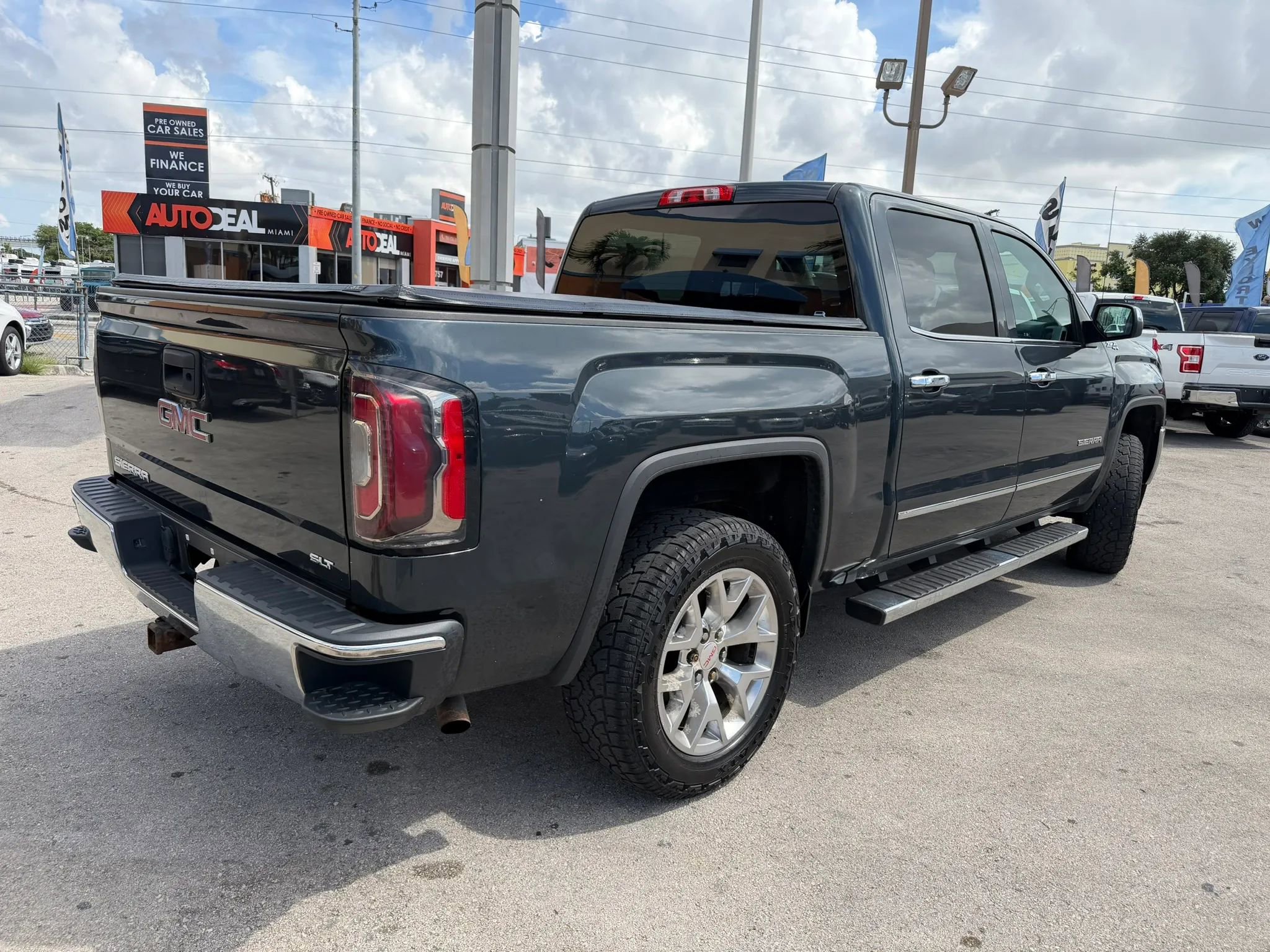 Used 2017 GMC Sierra 1500 SLT w/ SLT Premium Package AWD/4WD image 5