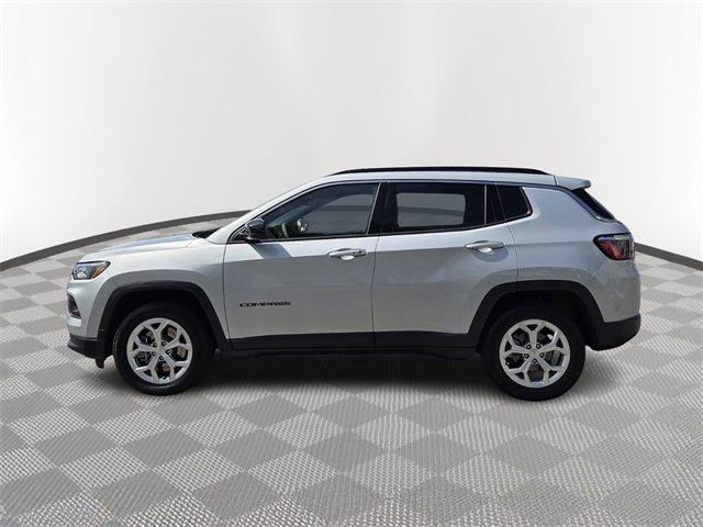 Used 2024 Jeep Compass Latitude image 3