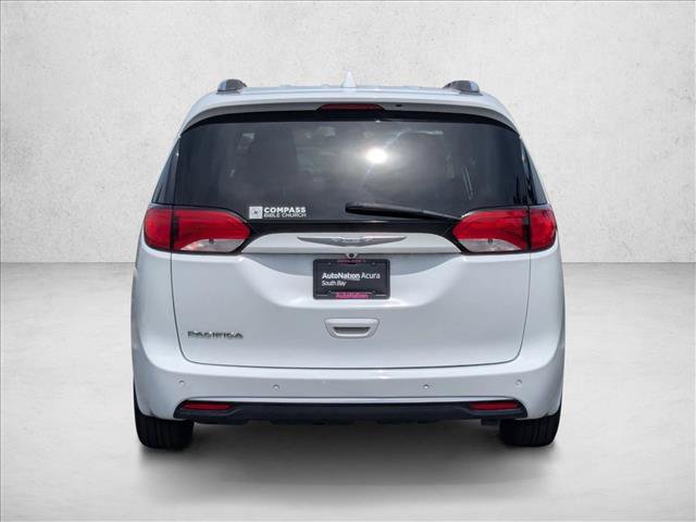 Used 2018 Chrysler Pacifica Touring-L FWD image 7