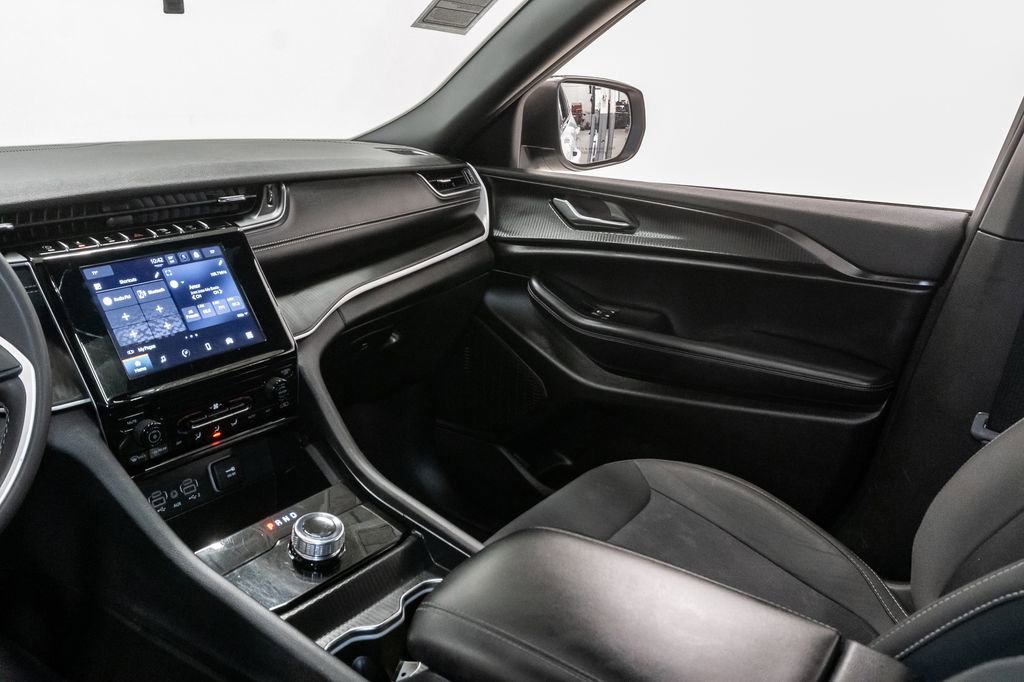 Used 2025 Jeep Grand Cherokee L Laredo image 12