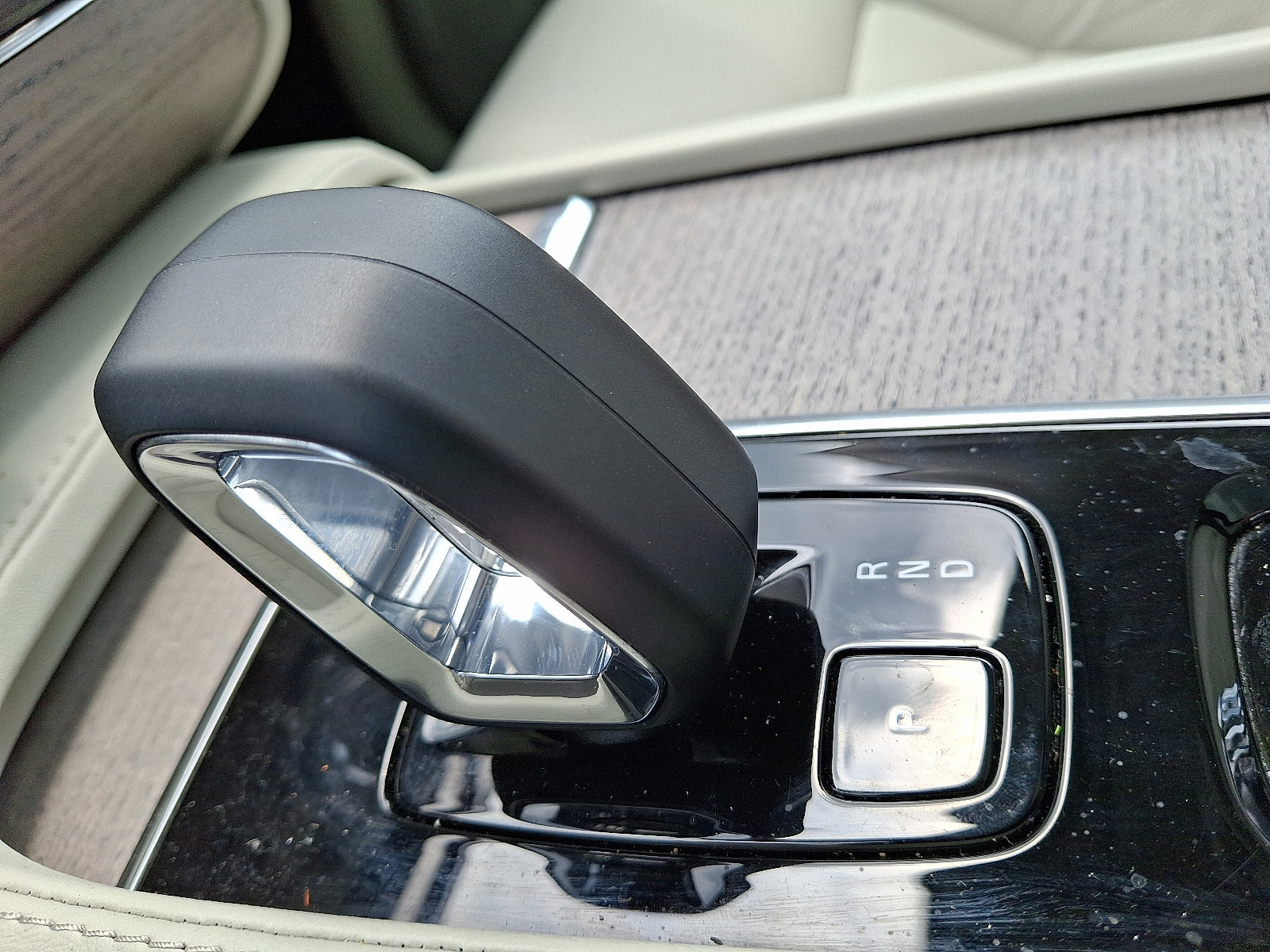 Used 2024 Volvo XC90 T8 Plus w/ Protection Package Premier image 16