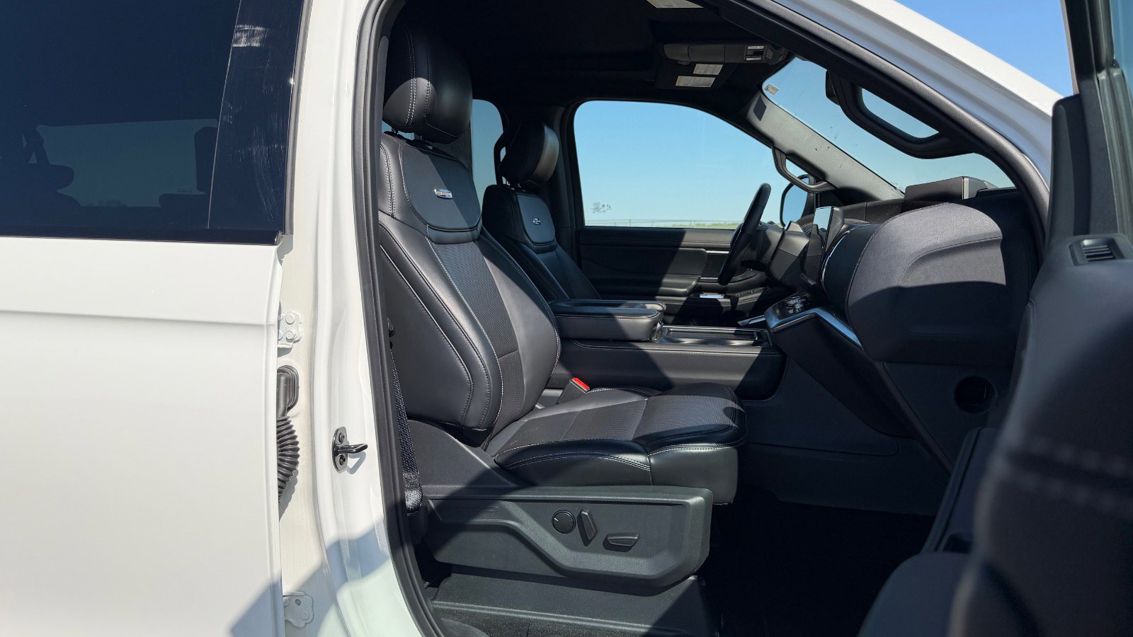 Used 2025 Ford Expedition Max Platinum w/ Stealth Appearance Package AWD/4WD image 37