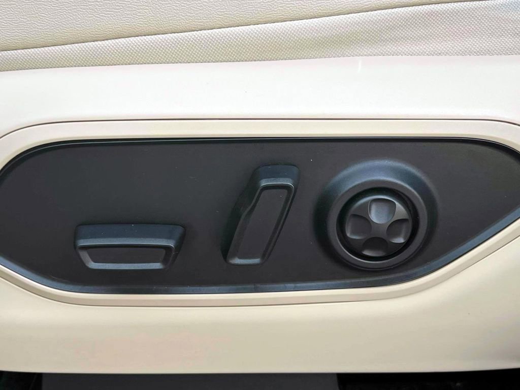 Used 2023 Jeep Grand Cherokee 4WD 4xe w/ Luxury Tech Group II image 18