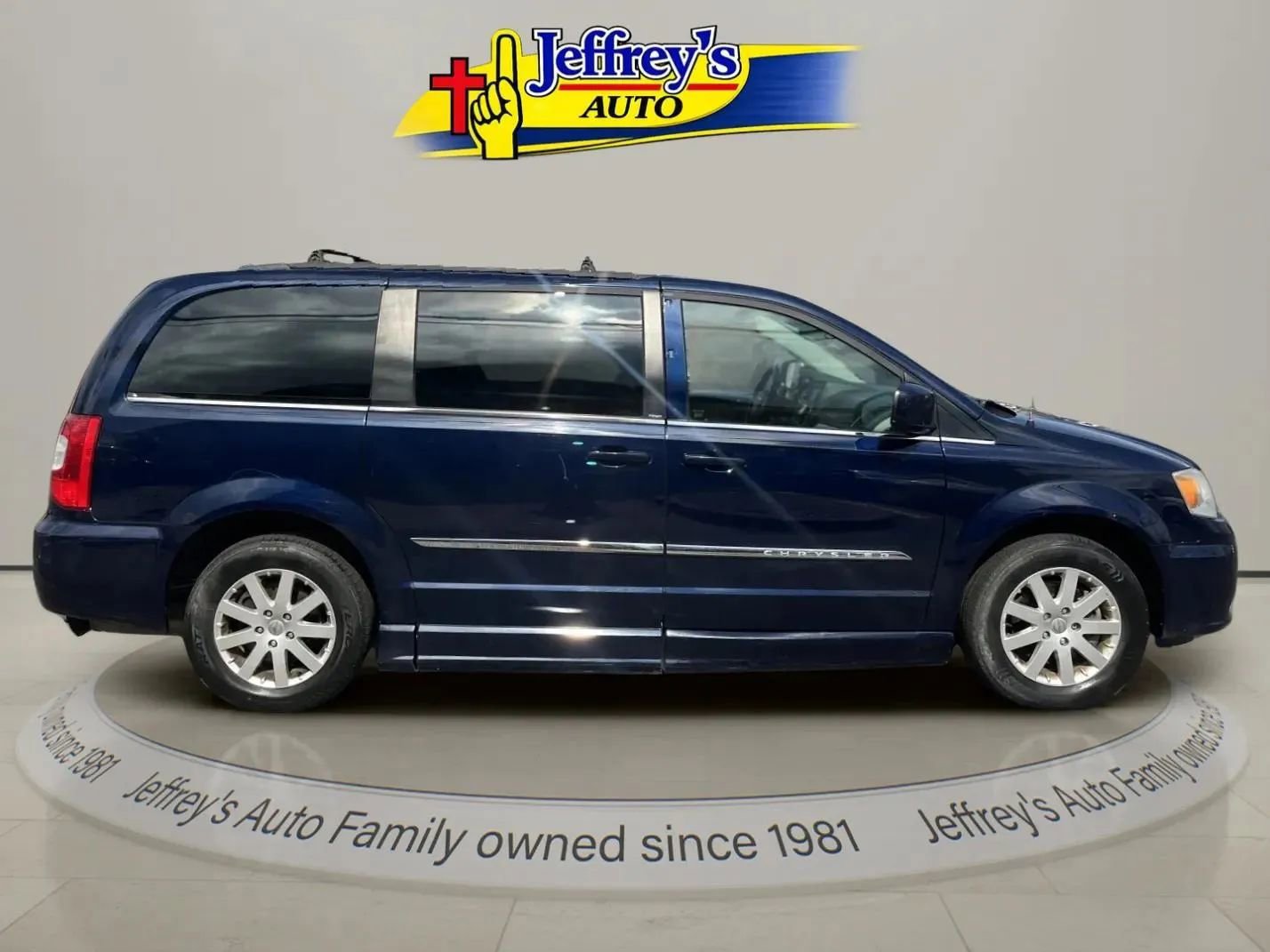Used 2014 Chrysler Town & Country Touring image 7
