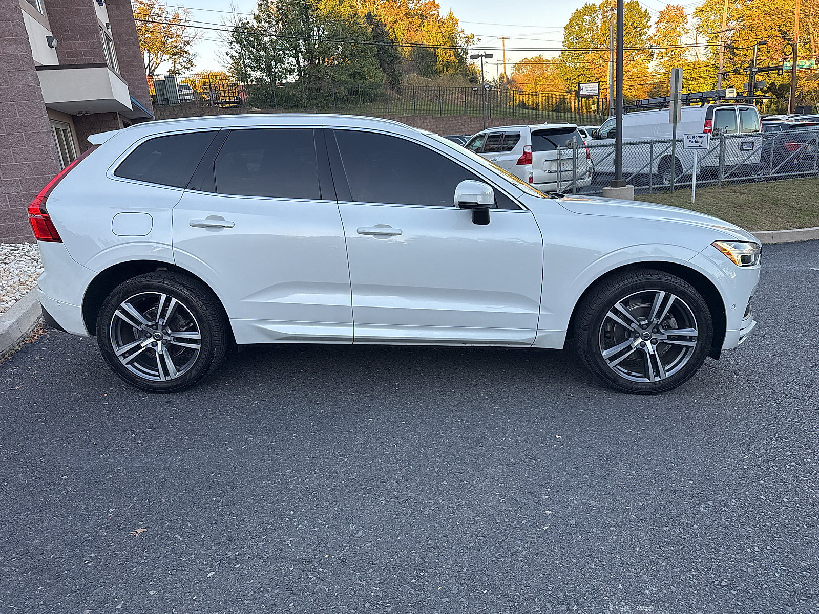 Used 2019 Volvo XC60 T5 Momentum w/ Multimedia Package AWD/4WD image 3