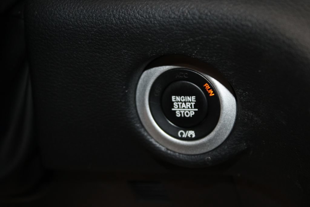 Used 2025 Chrysler Pacifica Limited FWD image 36