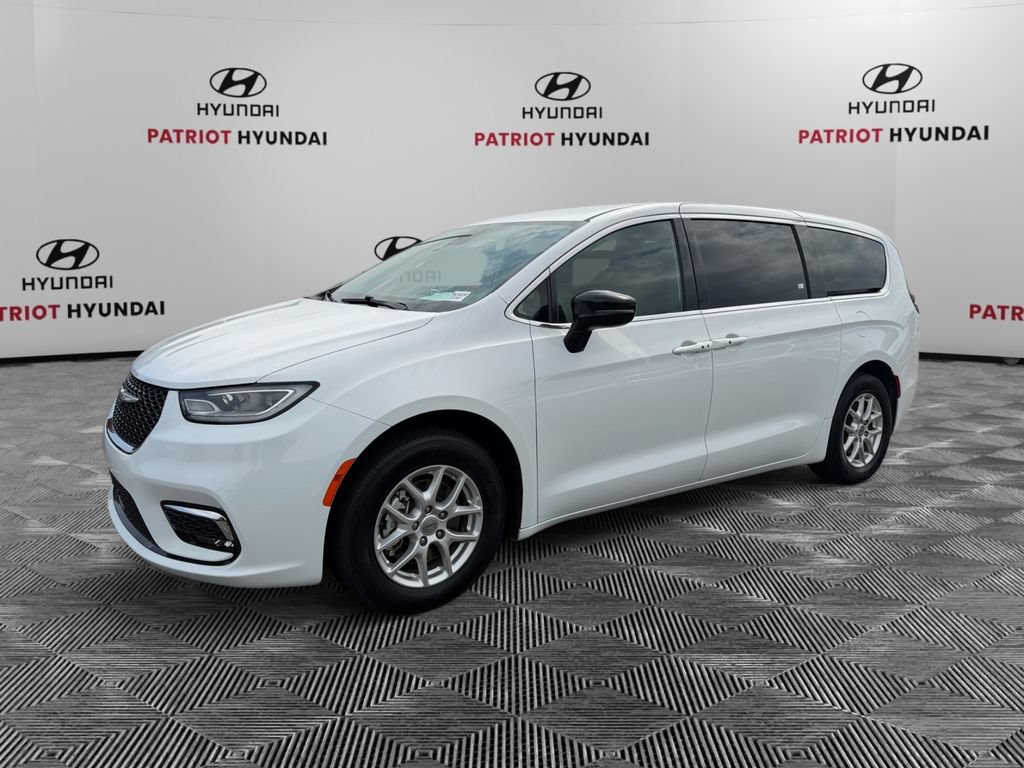 Used 2025 Chrysler Pacifica Select FWD image 7