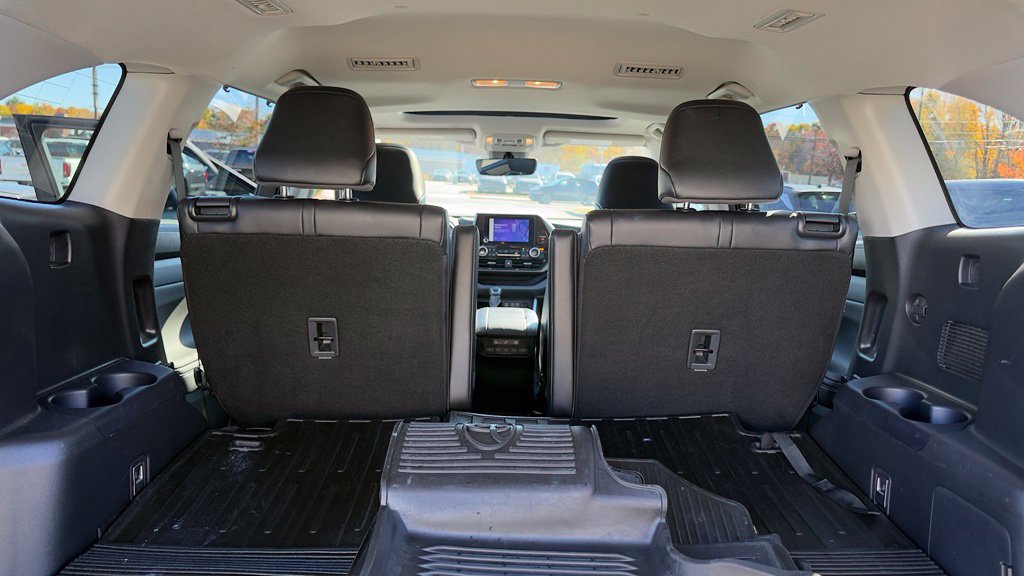 Used 2023 Toyota Highlander XLE AWD/4WD image 29