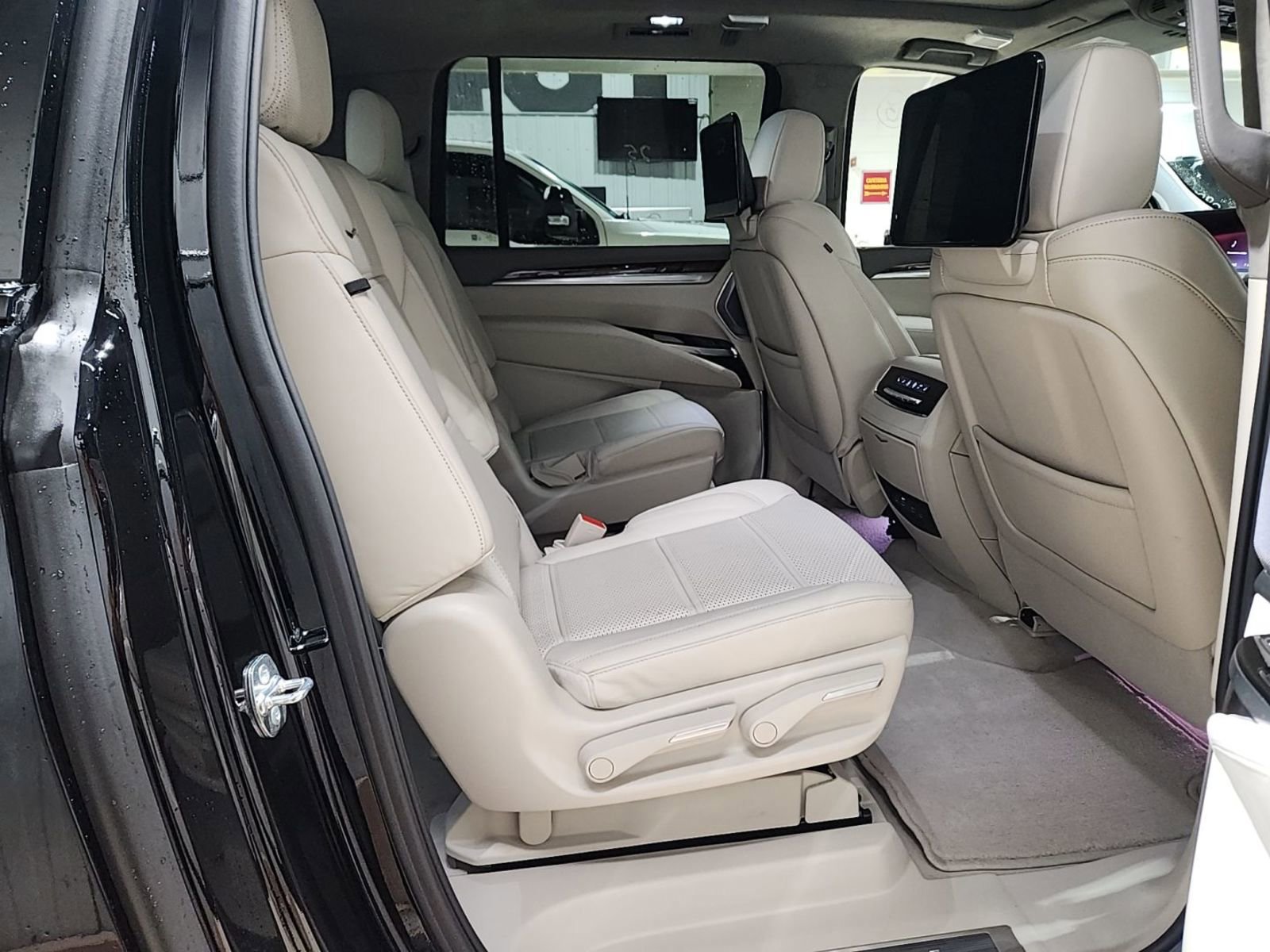 Used 2025 Cadillac Escalade ESV Sport Platinum image 10