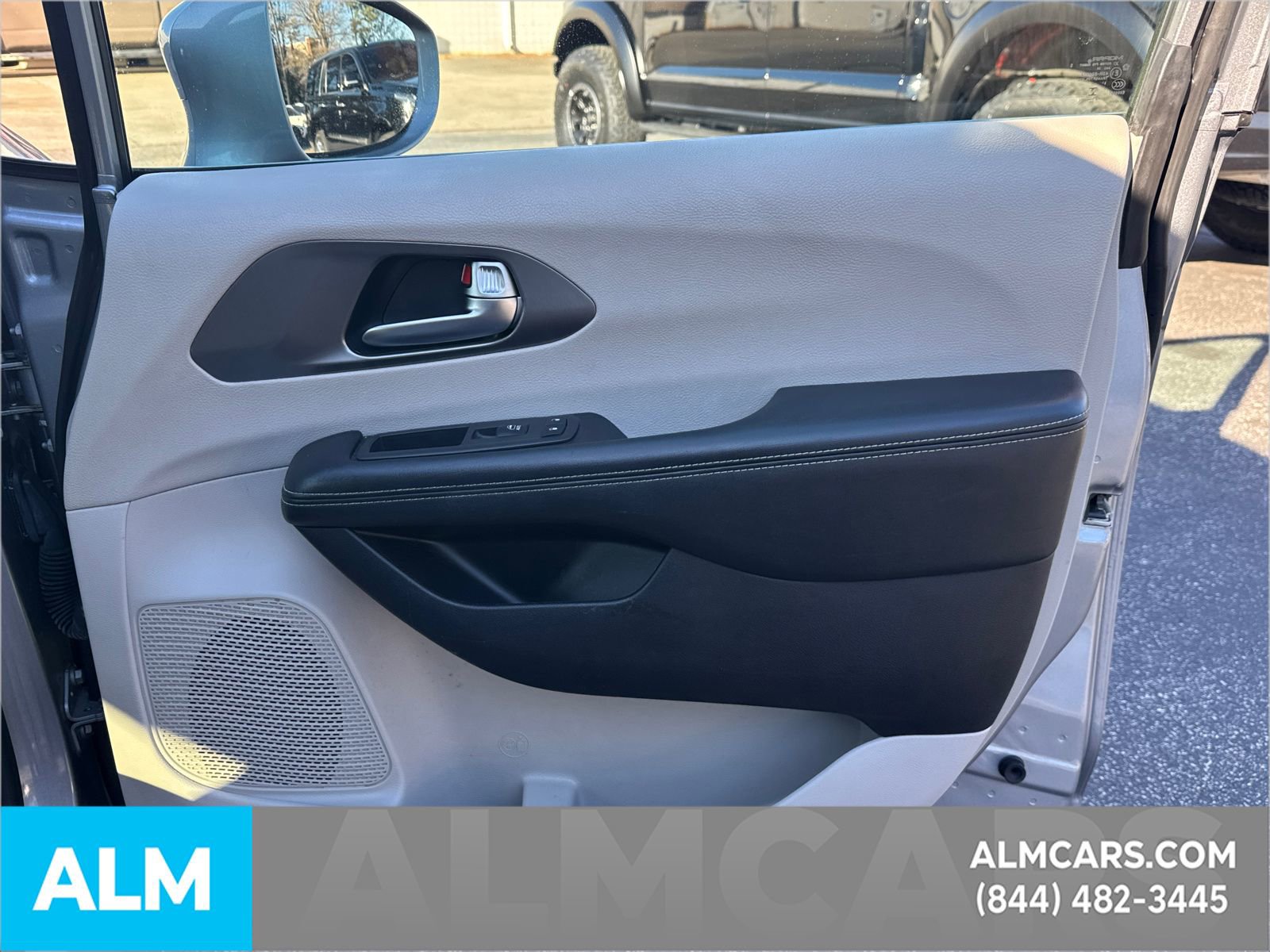 Used 2021 Chrysler Pacifica Touring-L image 18