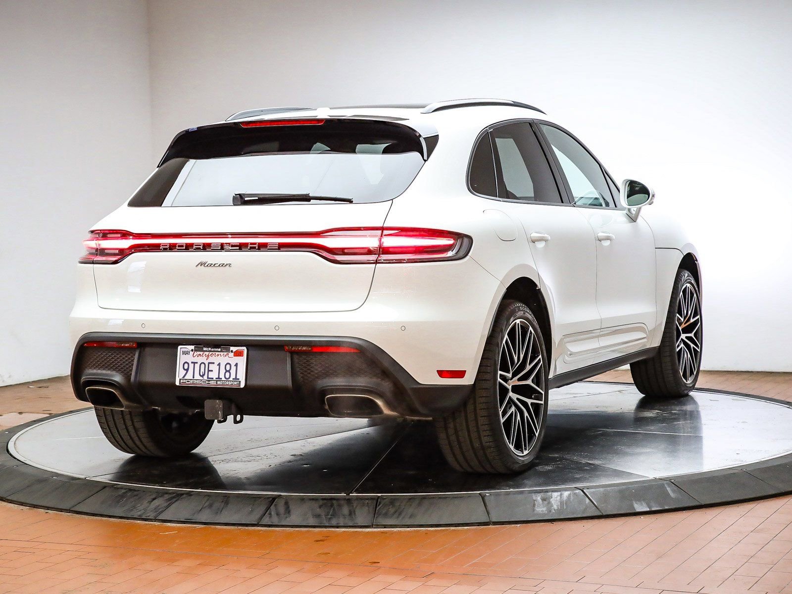 Certified 2025 Porsche Macan image 6