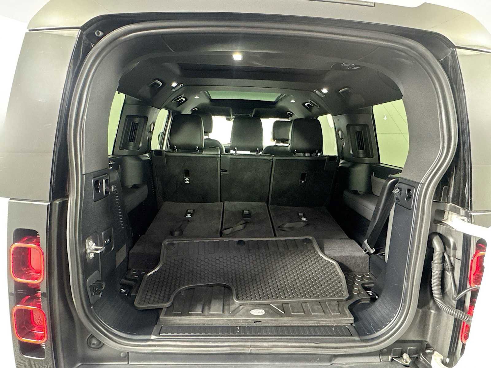 Used 2023 Land Rover Defender 130 SE image 25