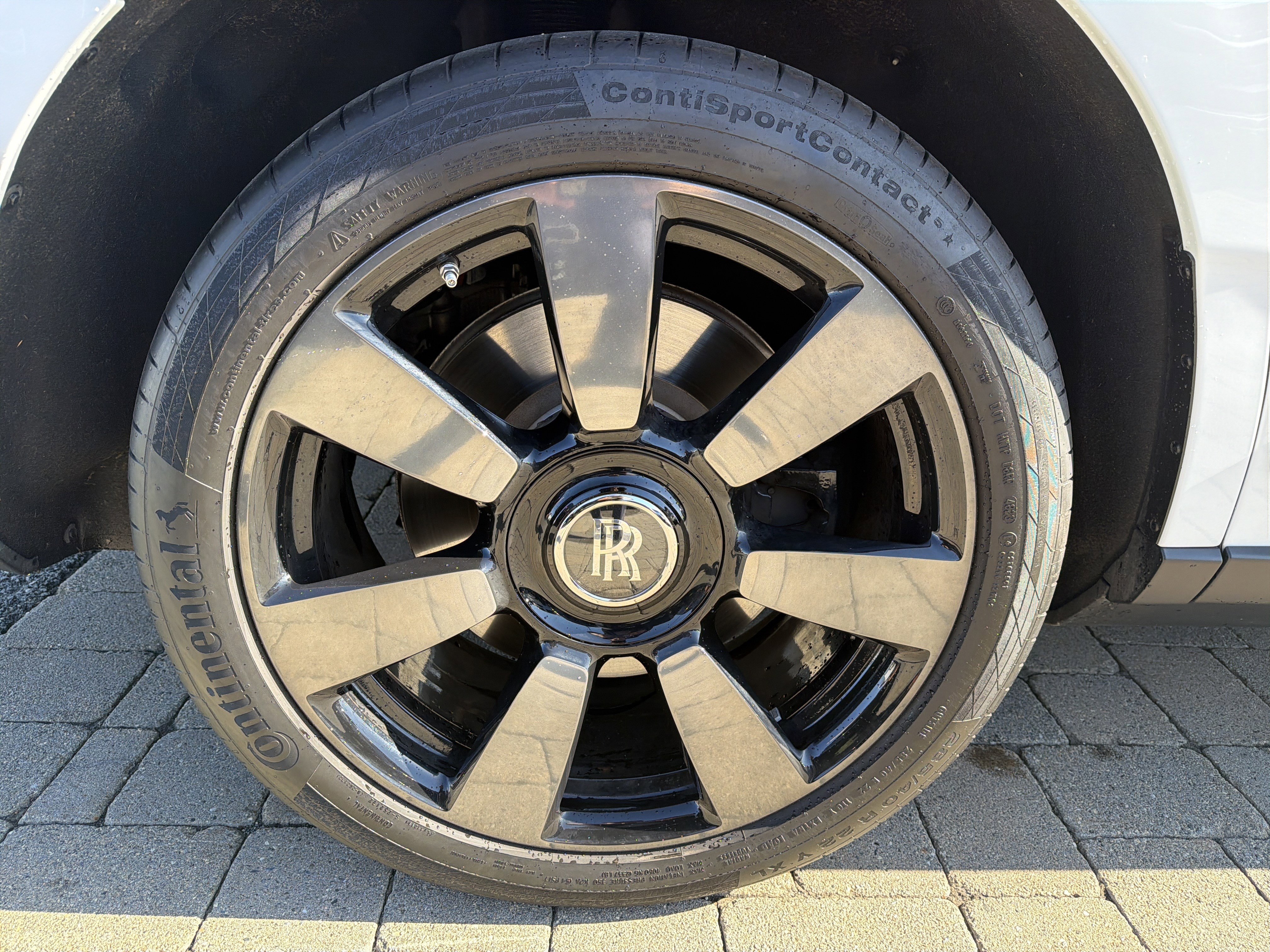 Used 2024 Rolls-Royce Cullinan w/ Dark Exterior Package image 16